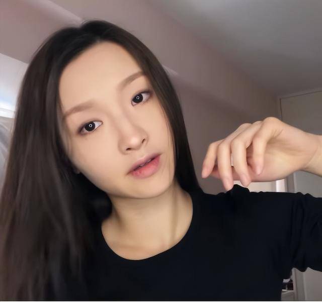 突发！香港知名歌手直播中求救，声音颤抖直指黑衣男就是杀人凶手