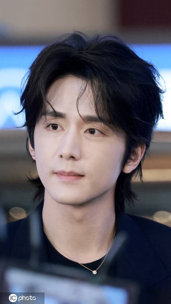 张新成穿深蓝西服配白色工装裤现身品牌线下活动