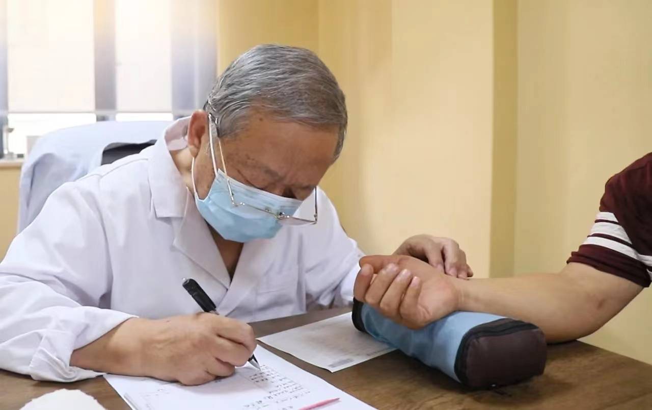 反流性食管炎，不能靠吃奥美拉唑恢复，50年老中医有话对你说：