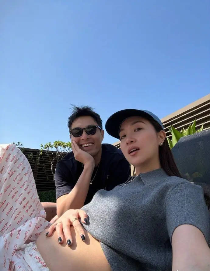 杨祐宁官宣老婆生下三胎宝宝！夫妻俩抚摸婴儿好有爱