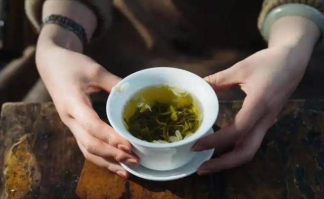 为啥不能随便喝绿茶呢？医生提醒：4类人不宜多喝，否则很危险