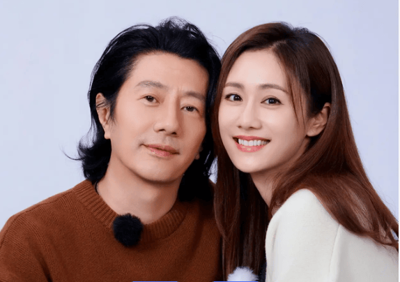 原创            郑钧与刘芸综艺秀恩爱，不忘为女儿庆生，与灰姑娘前妻过往被关注