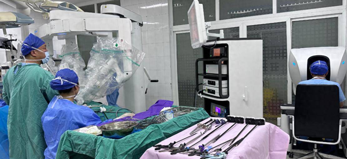 国产机器人化身医生“透视巧手”，精准切除输尿管癌病灶！