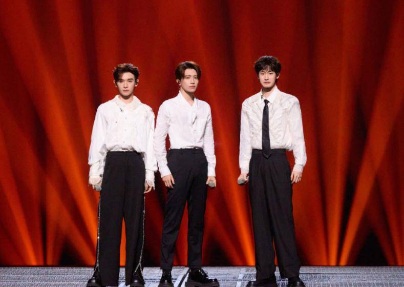 原创            《披哥5》竟出现保送+硬捧，冠军团显而易见，却不会是快乐老咖