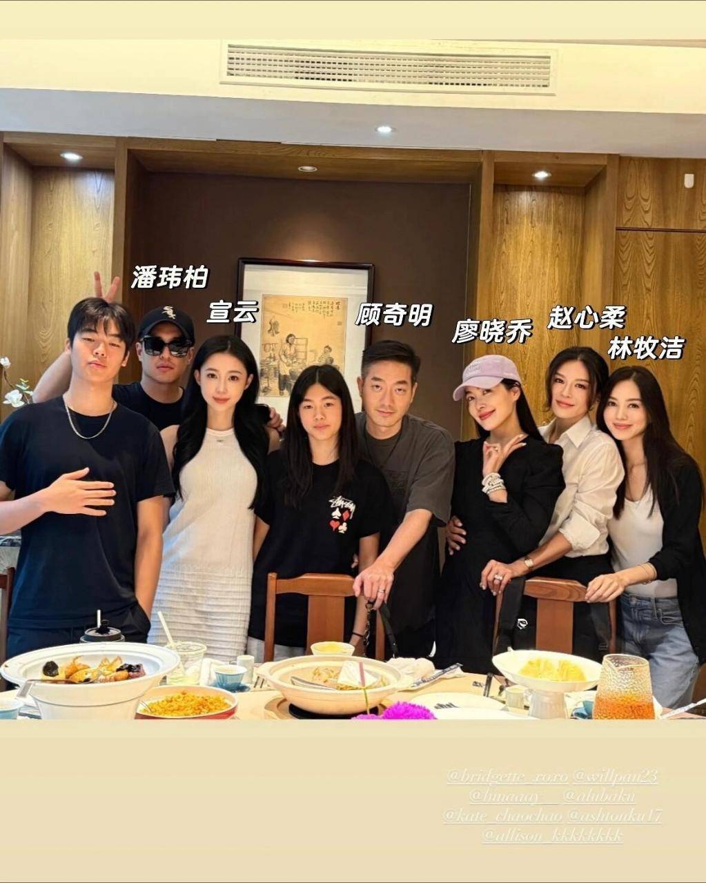 潘玮柏夫妻久违同框宴请好友 宣云一身白裙笑容得体