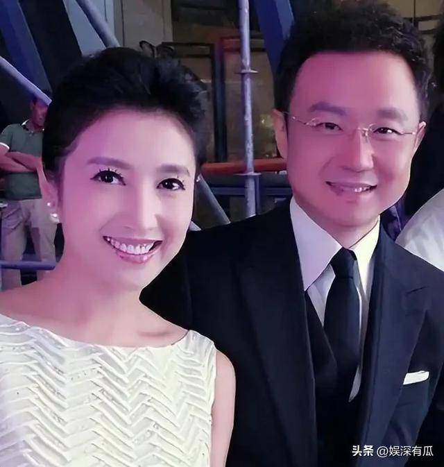 原创            原来他们是夫妻，恩爱8年，台上丈夫解说阅兵，台下妻子观礼