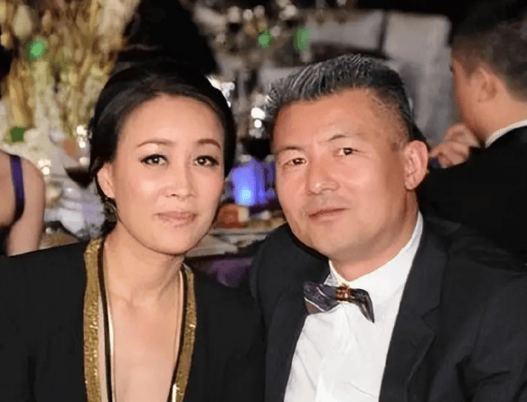 那英老公否认带美女回家：对方住隔壁小区，就载了对方一程