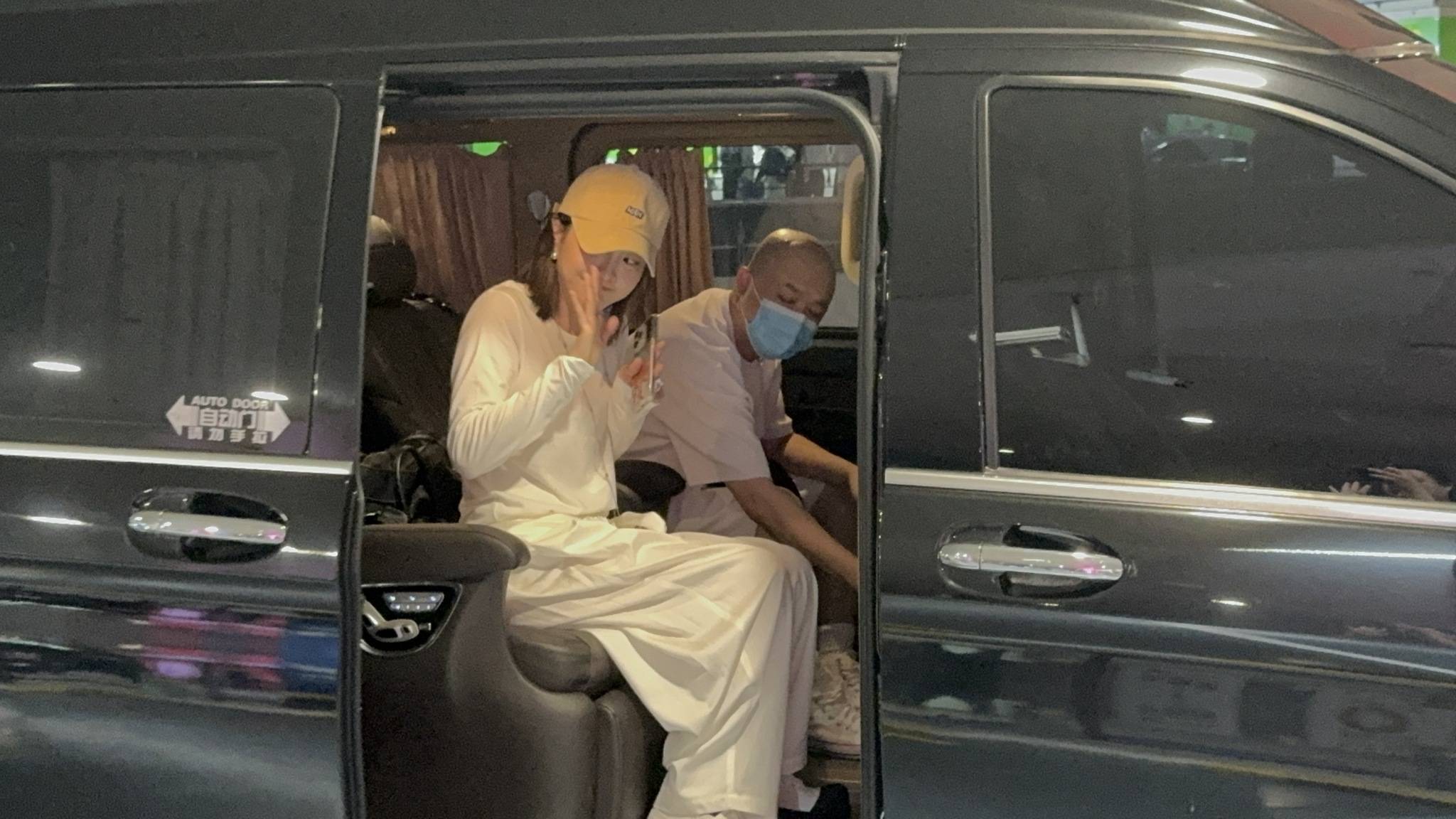 真夫妻就是好磕！包贝尔包文婧现身机场拥抱贴贴好甜