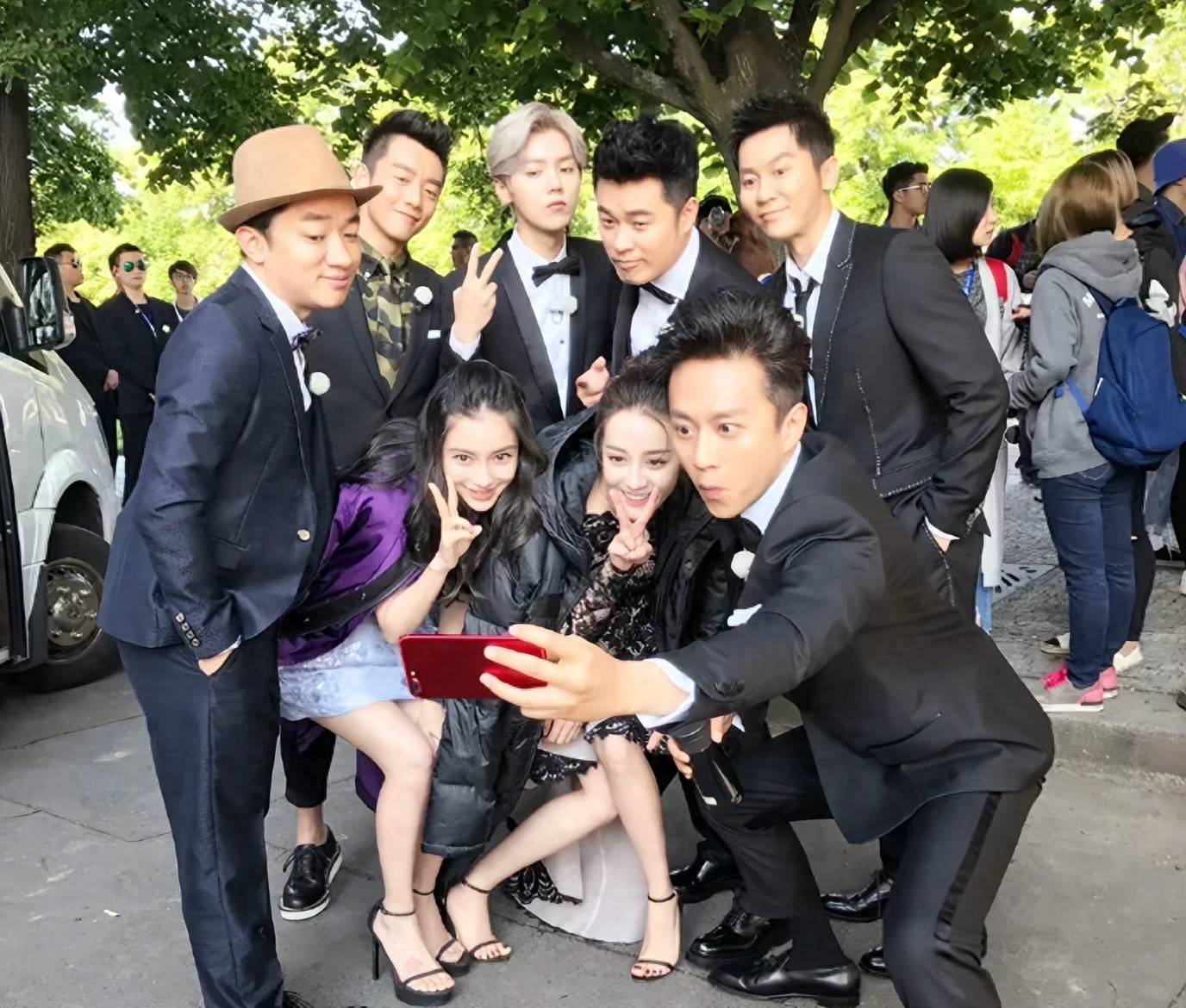 原创            偶遇快乐家族！吴昕驼背脖子前倾，杜海涛又胖了，李维嘉满脸褶子