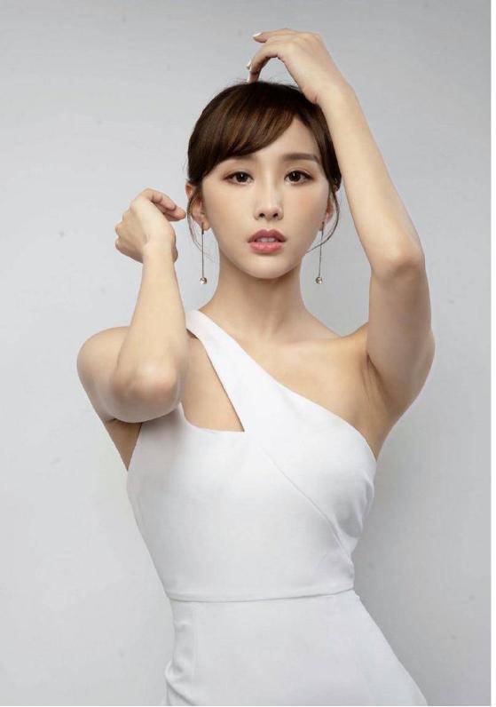 香港知名女星穿肚兜真空上阵，皮肤白到发光，曾自曝赴美冻卵