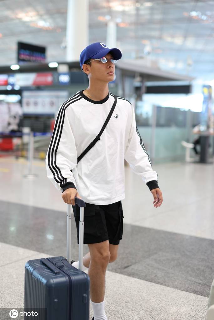 张晚意现身北京机场 白色卫衣配中裤休闲帅气