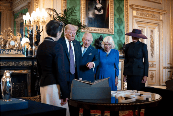 白金汉宫公布特朗普与查尔斯互赠礼物：佩剑、胸针、纪念版书籍……