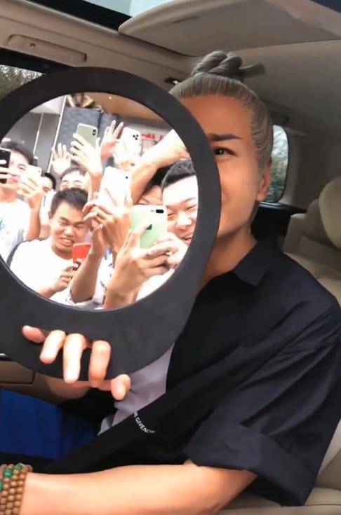 原创            何晟铭镜子反射代拍镜头，网友：“于正的白月光”只教一遍