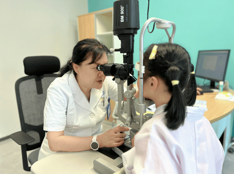 孩子歪头看东西还怕光？眼科专家提醒可能是斜视警报