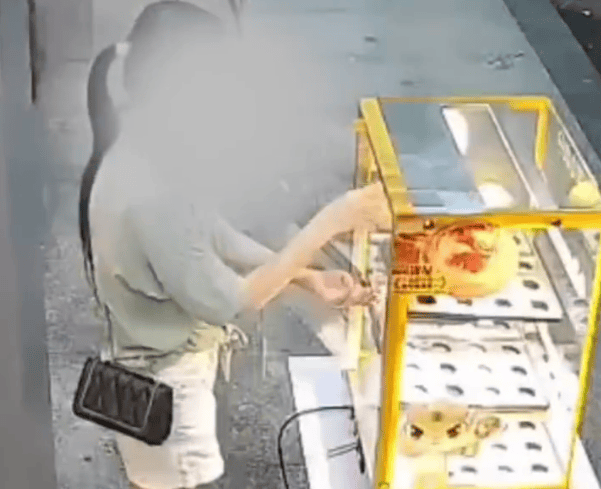 女子连续偷吃5个蛋挞转身就走，网友吐槽：是有多饿