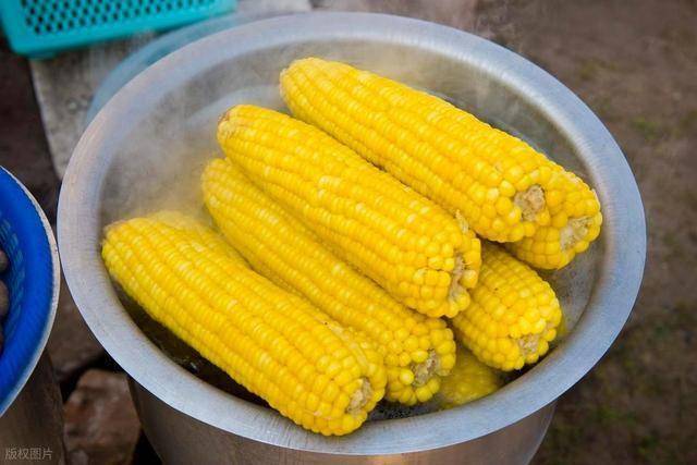 玉米是尿酸“天然克星”？医生提醒：想控尿酸，5种蔬菜可以多吃