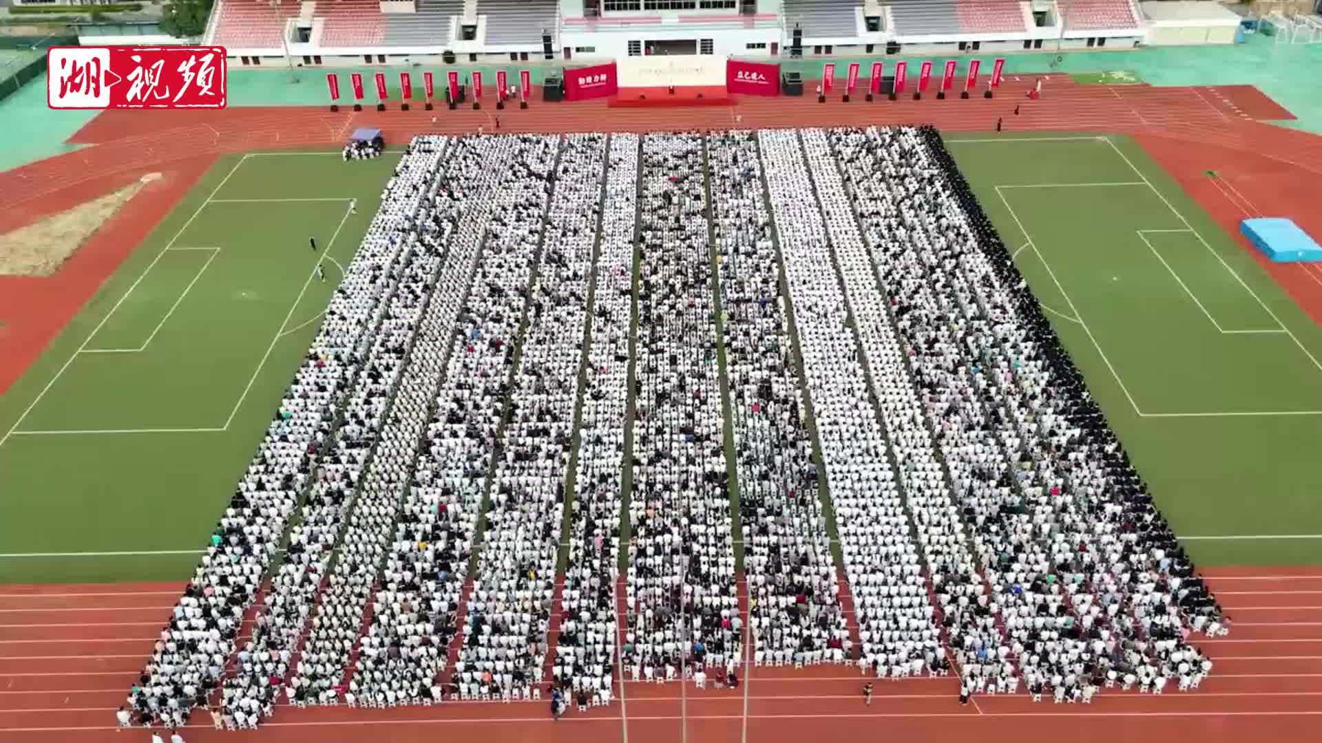 华农校长严建兵寄语新生，像狮山树木般扎根坚守