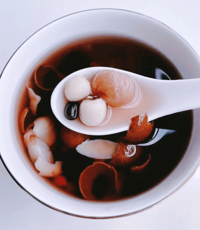 原创            桂圆和它们一起煮，睡得香，还补气养颜，喝出好气色！