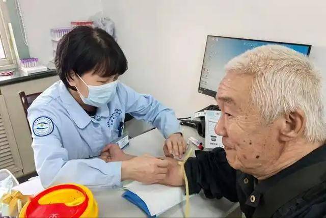 中老年吃鱼油错了？医生提醒：过了60岁，吃鱼油要尽量做到这3点