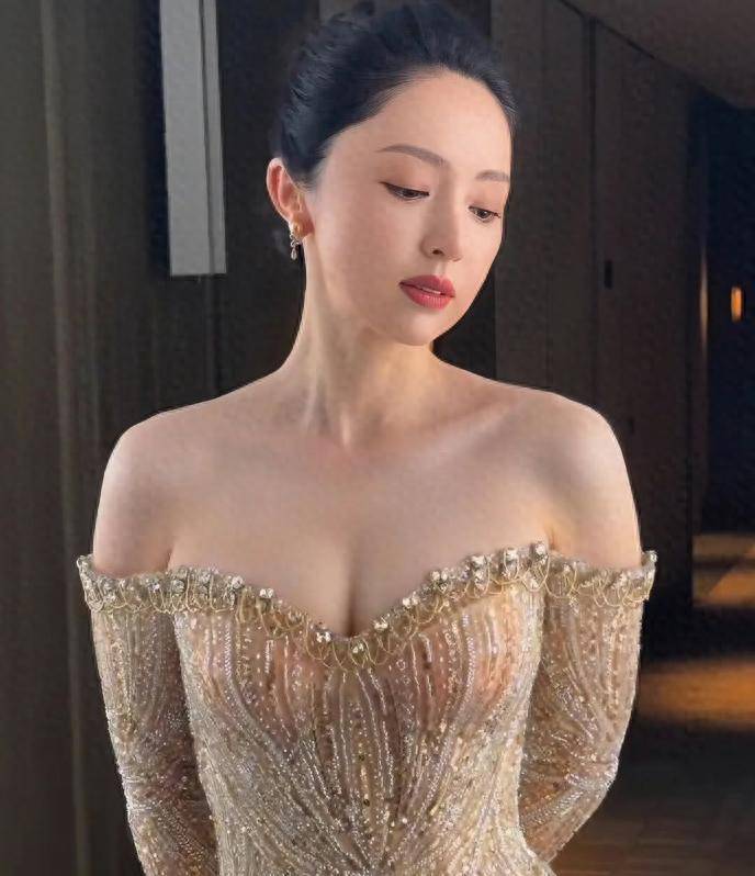 原创            董璇空降国贸！生图脸僵还肉肿好苦，女儿酒窝胖乎又娇俏抢了风头