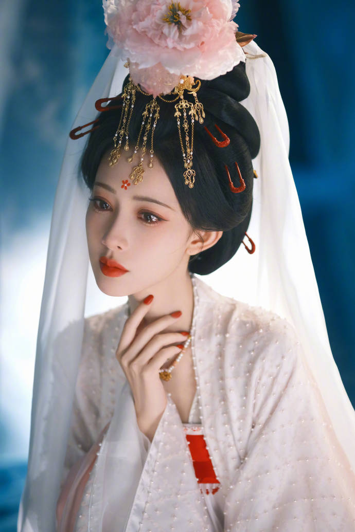 独坐高台，凭栏远眺，心怀恻隐涌现万千思绪。奏筝筝古声，余音环绕道破迷津--孟子义