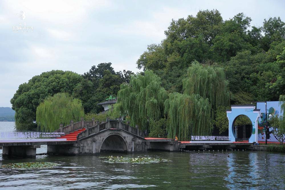 郝蕾冯绍峰陈丽君此沙，涌金桥上星光璀璨！百位影人共走西湖红毯