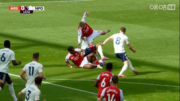 自己人误伤！厄德高被铲飞后无法坚持伤退，恩瓦内里替补登场