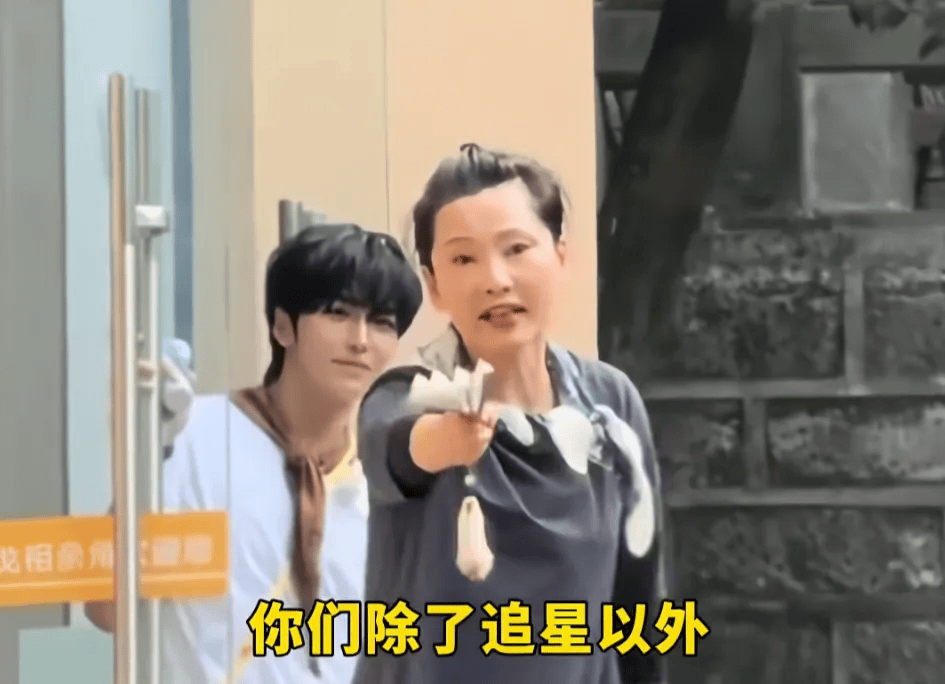 62岁女演员何赛飞公开喊话“结婚生子”！网友吵翻