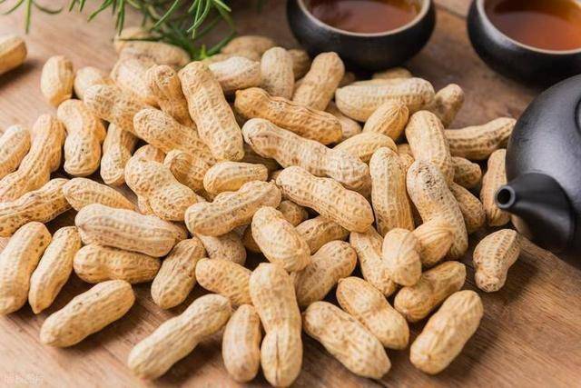 高血脂一粒花生都不能吃？忠告：不想患上脑梗，5种食物最好少碰