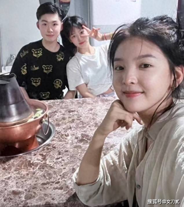 原创            “扶弟魔”章若楠，一人养全家，拍了九年的戏还买不起一个厕所？