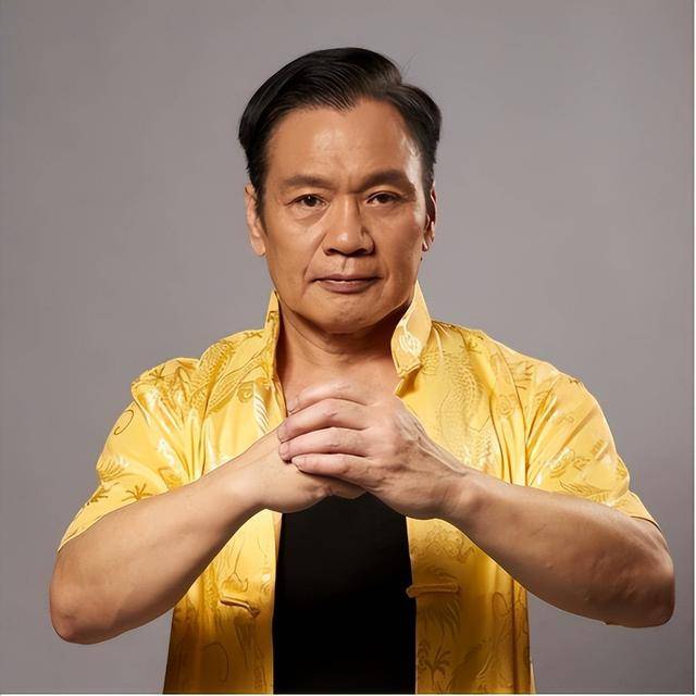 TVB老戏骨失联后首露面，目光呆滞动作缓慢，头部疑似有术后伤疤