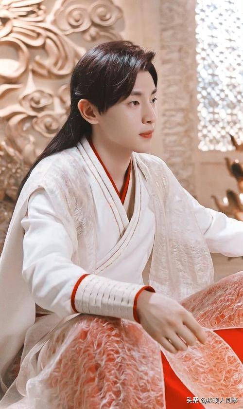 原创            邓伦北京被偶遇，眼袋下垂法令纹明显，打扮低调一脸憔悴认不出