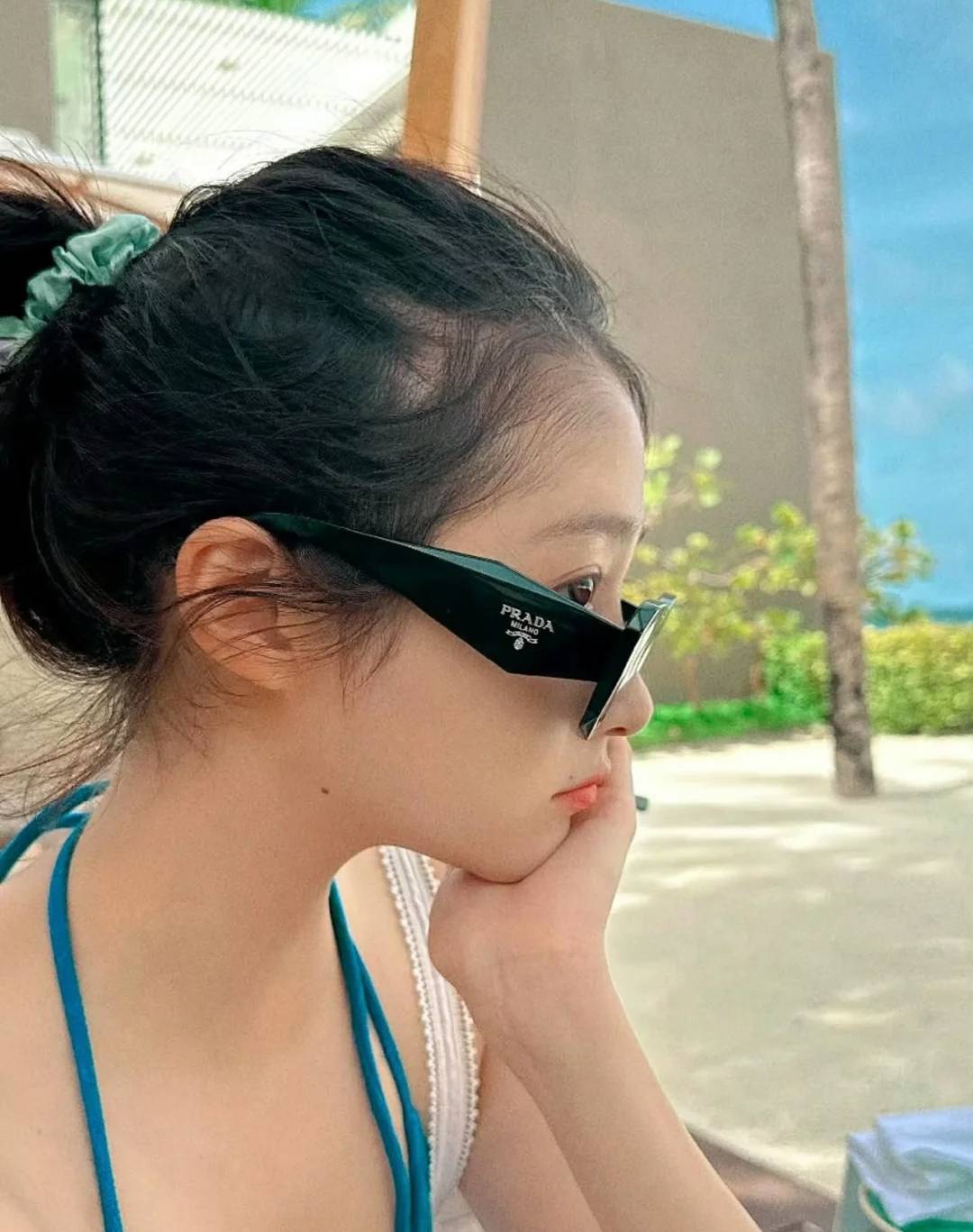 原创            关晓彤晒海边度假照，穿比基尼秀身材曲线，分手传闻后瘦了十几斤