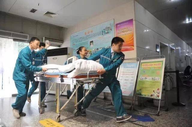 冠心病到最后都是咋去世的？医生叹气：去世前，多半有这4个症状