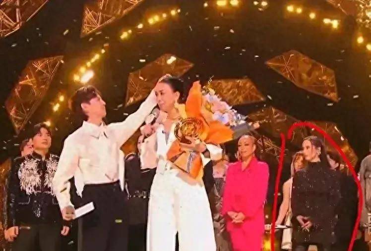 原创            “歌手”黑幕？迪玛希后台忘关麦克风爆出大瓜！真的是太敢说了！