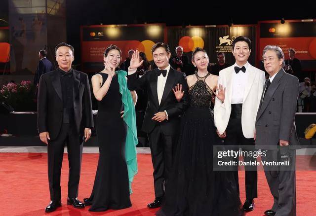 原创            玄彬现身孙艺珍新片试映会！盛装打扮帅气十足，夫妻合体风头太盛