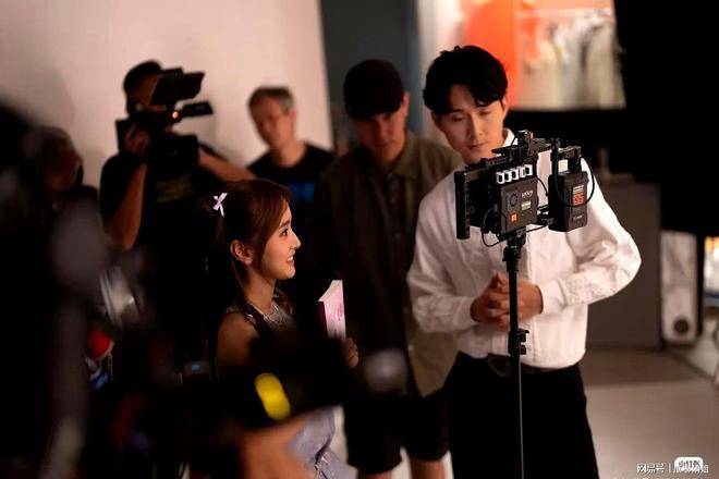 原创            林俊其晒出自我拍摄罗毓仪MV花絮写真照——这是我们的超甜展现