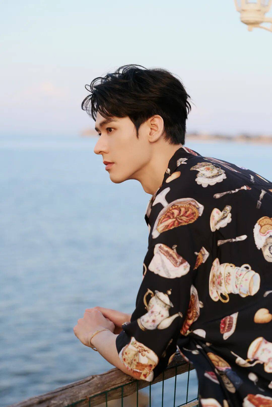 苦脸小花被少女妈暴打？龚俊拍武侠？向太卖课捞钱？赖冠霖转幕后？姨太问答