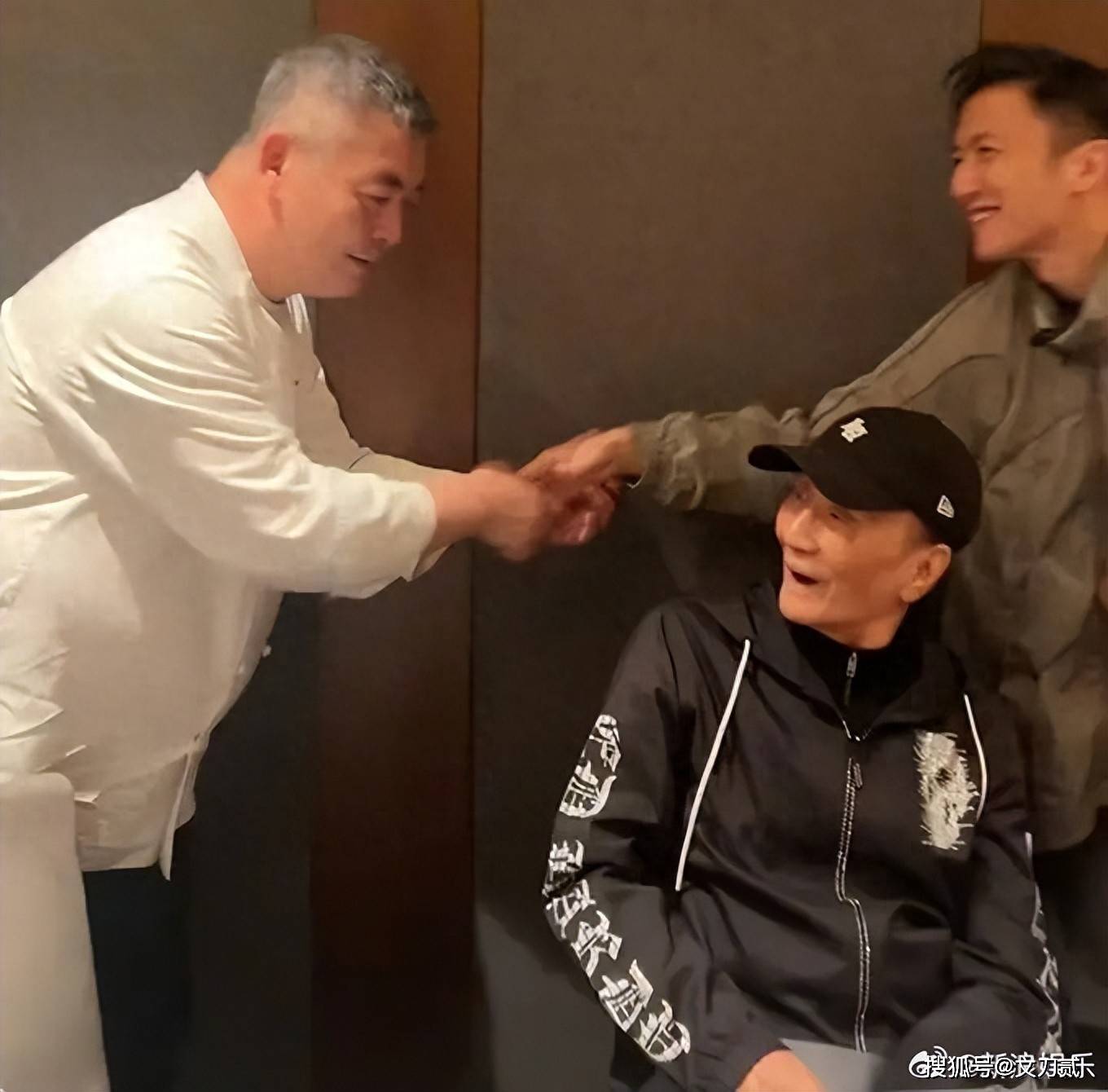 原创            5个女人两段婚姻！曾给前任2000万分手费的谢贤，89岁老到认不出