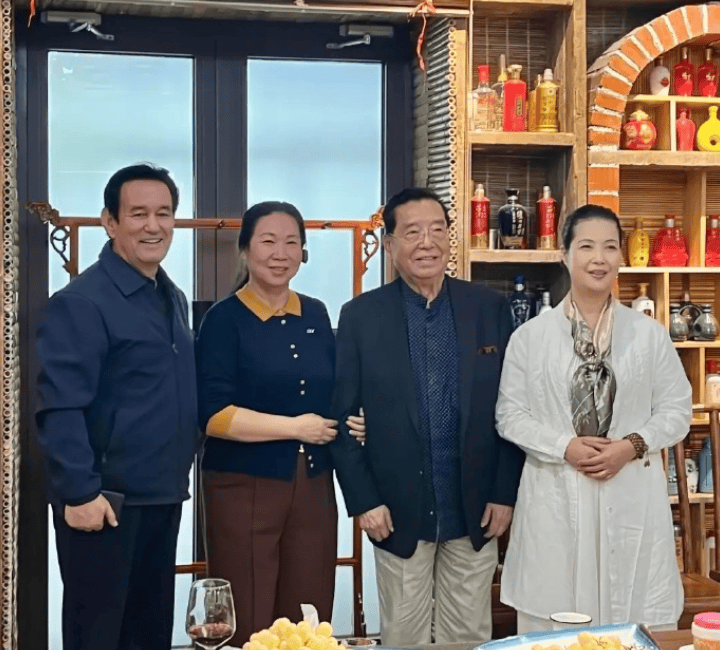 86岁李双江和老婆梦鸽现身新疆昌吉市羊头村，受到当地餐饮老板的热烈欢迎