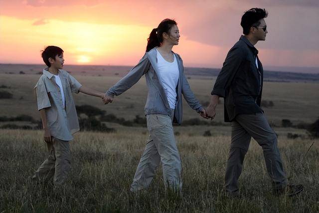 香港知名星二代在电视台打杂，负责搬运道具，弯腰驼背被指形态差