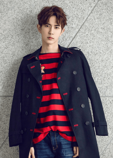 于朦胧曾热心帮陌生女孩安装行李箱脚轮 全程未介意污渍弄脏双手