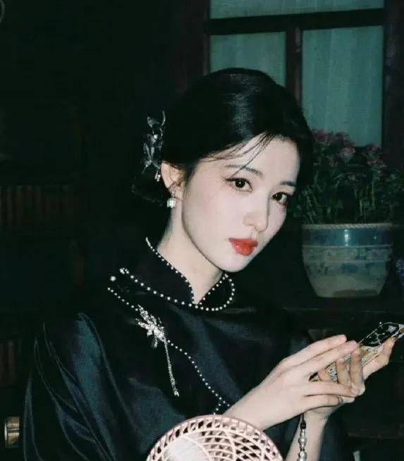 原创            王楚然旗袍剧照美爆了！民国虐恋大剧挑战复仇女神能红？