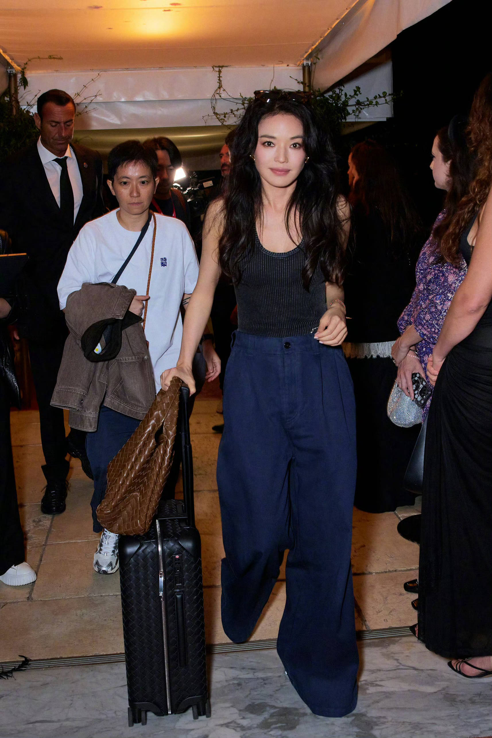 舒淇一身休闲穿搭抵达威尼斯 高举双手松弛又明媚