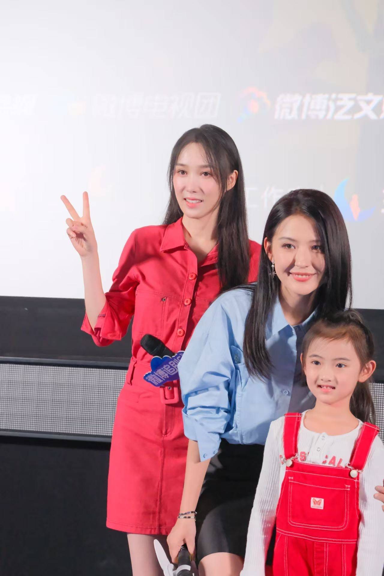 热依扎带茅子俊柴碧云跳新疆舞 称演技是最好的护肤品