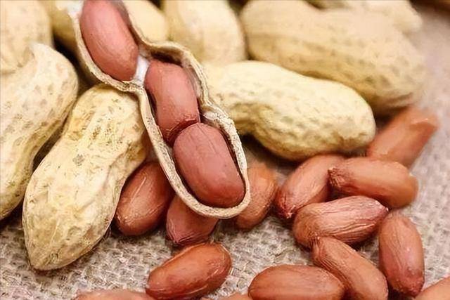 脂肪肝患者一点花生都不能吃？劝告：不想肝功受损，这5物要忌口