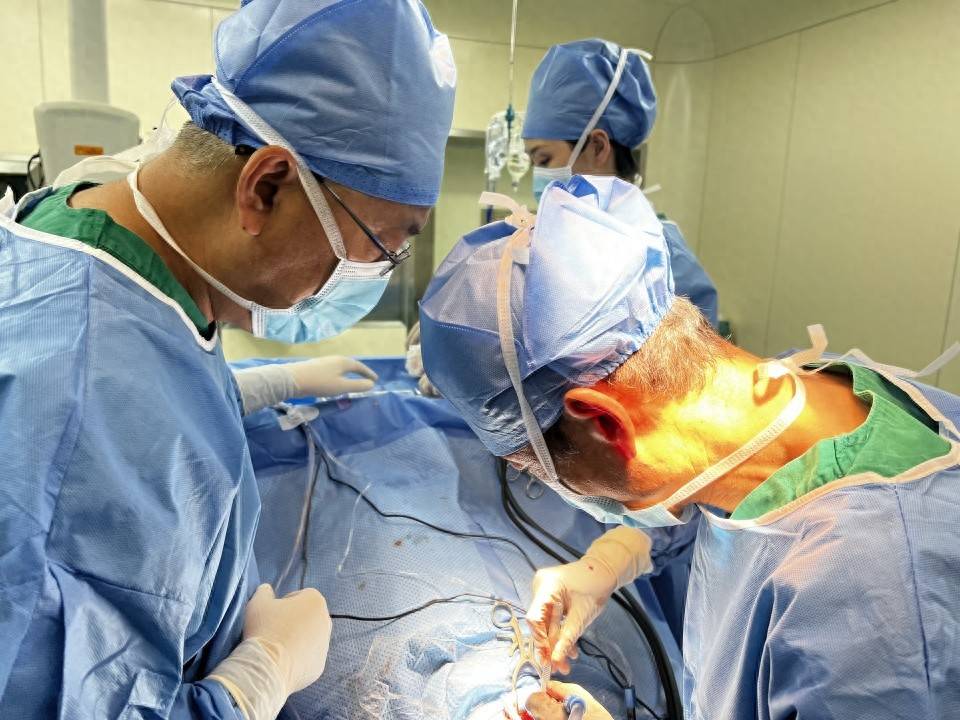 男子三年间持续头痛无力，医生在显微镜下精准操作“松绑”神经组织