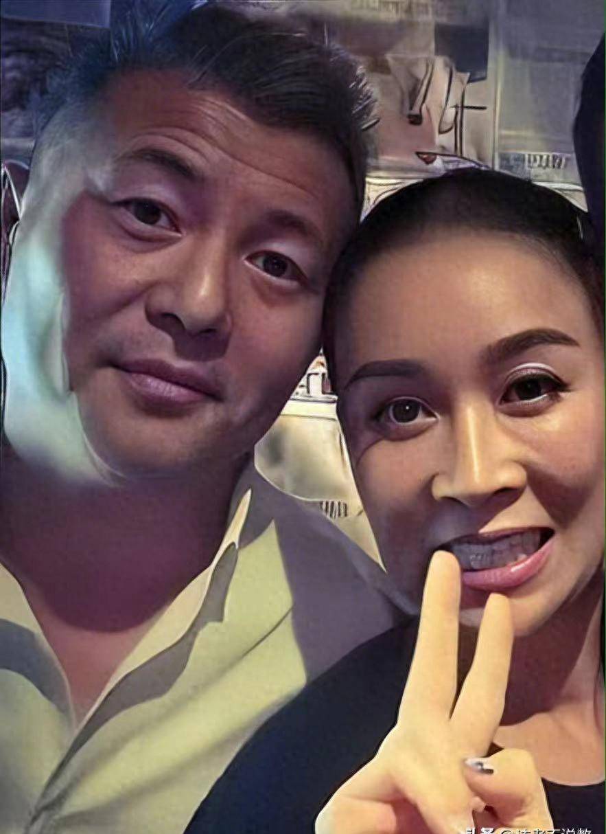 原创            那英在非洲为女儿赚学费，老公却在泡妞，暴脾气会不会踹伤老公