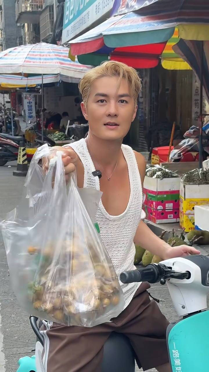 何超莲旧爱吴克群广西街头卖水果引热议　网友：是体验生活还是节目拍摄？