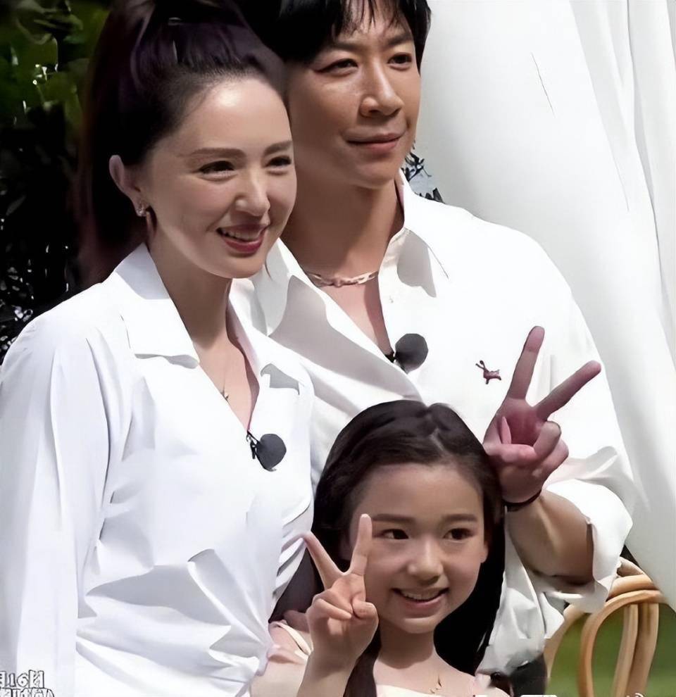 上“八百”个综艺秀恩爱，这些明星夫妻，割韭菜捞钱的样子太难看